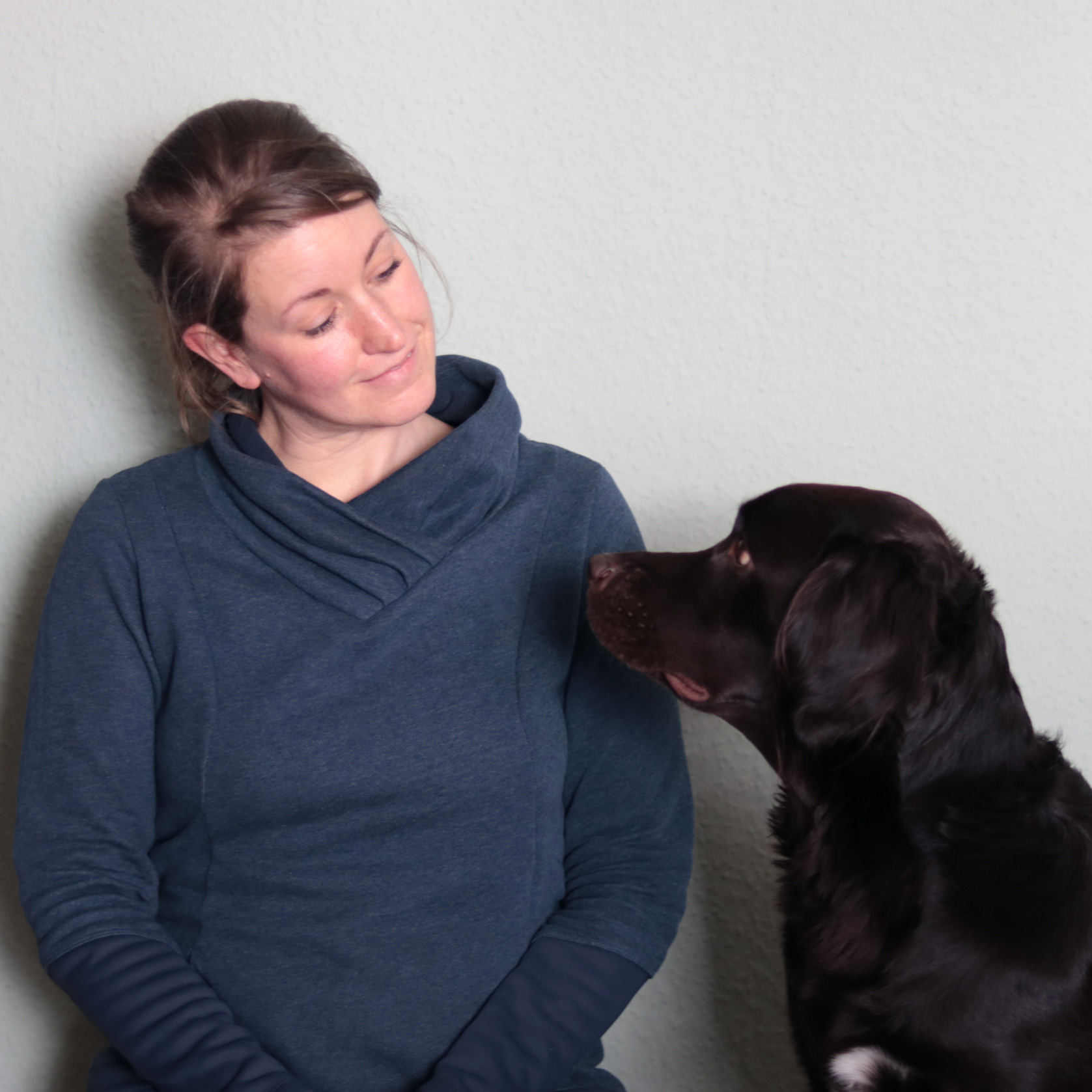 Hundetrainerin in Aachen Sandra Braselmann übt das Kommando Schau mit ihrem Hund